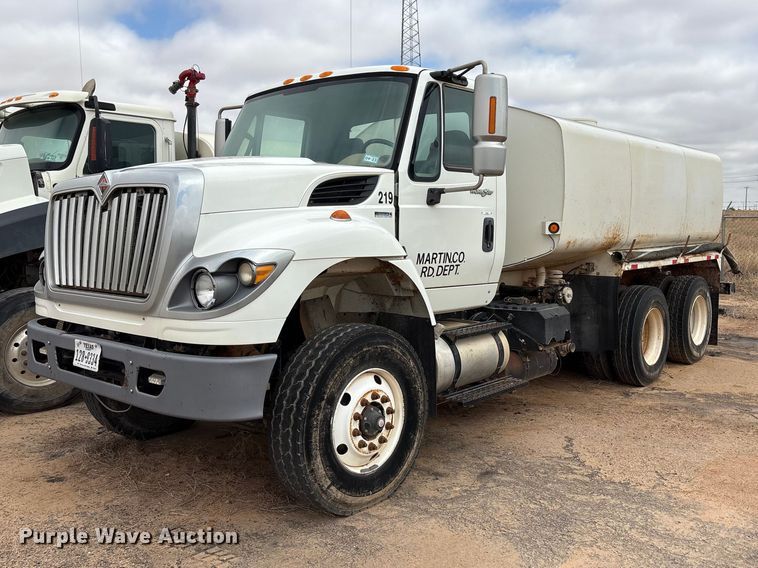 2011 International WorkStar 7400 water truck - FC2228