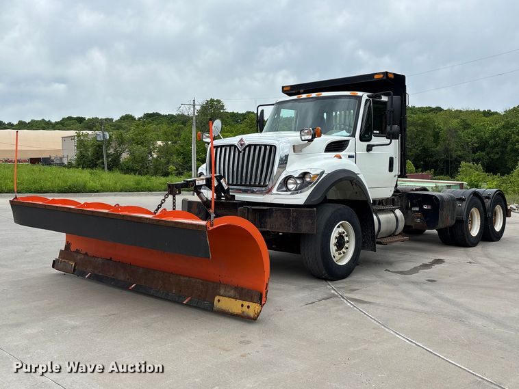 2015 International 7400 truck cab and chassis - FC4633