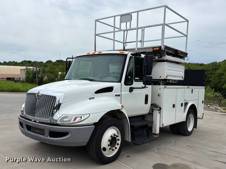 2014 International DuraStar 4300 utility / service truck with scissor lift - FC4641