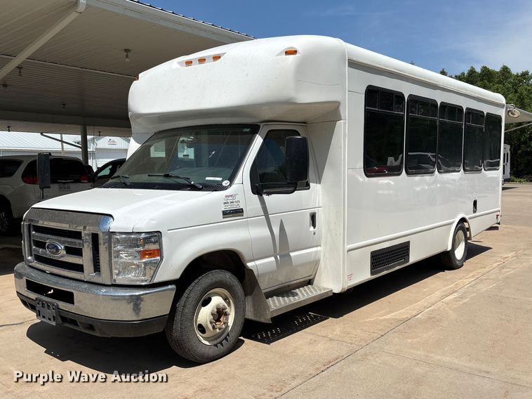2019 Ford E450 shuttle bus - FC4669