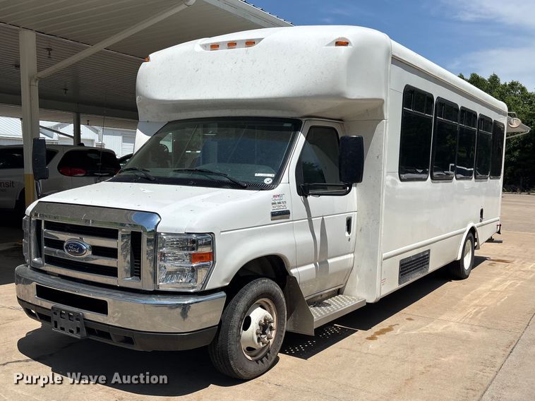 2019 Ford E450 shuttle bus - FC4670