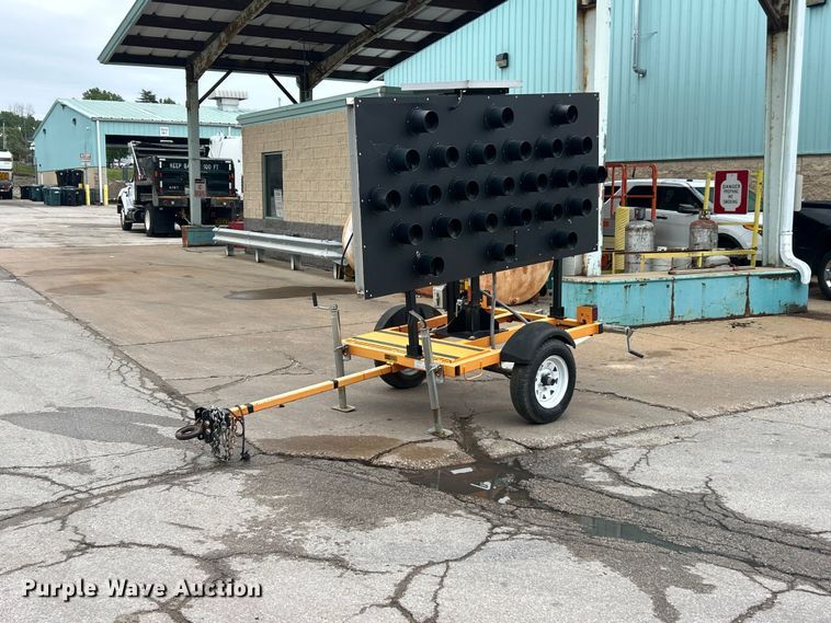 American Signal T825 arrow board trailer - FC5512