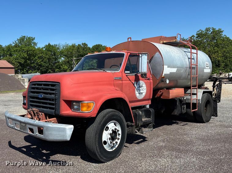 1995 Ford F800 oil distributor truck - FC5641