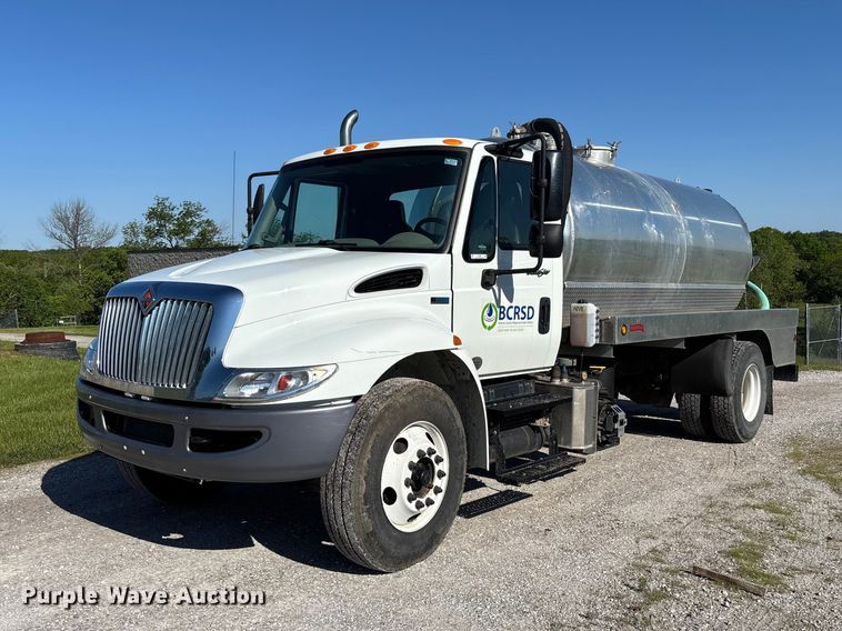 2014 International 4300 vacuum truck - FC5680