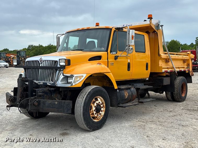 2004 International 7400 Crew Cab dump truck - FC5699