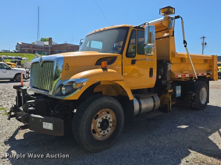 2010 International 7400 dump truck - FH6004