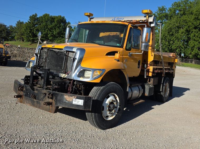 2005 International 7400 dump truck - FH6011