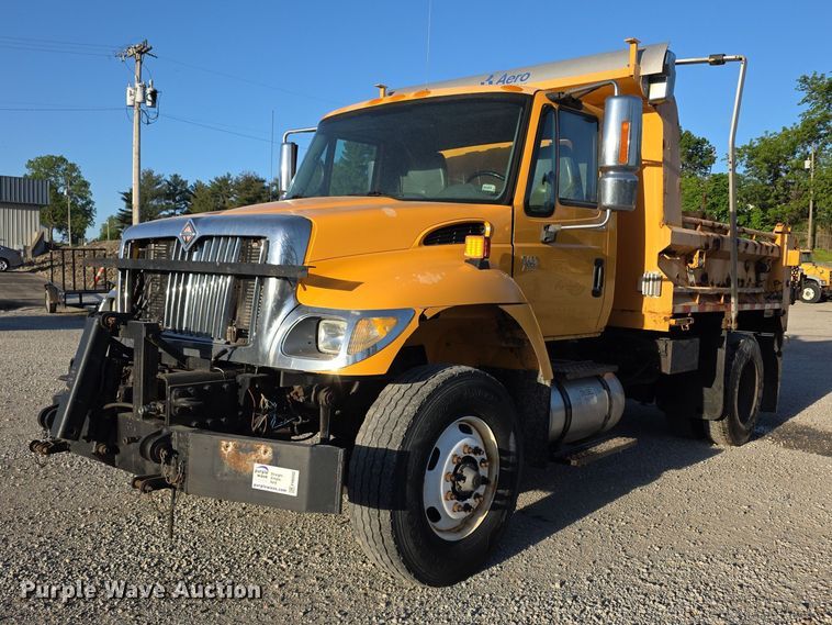 2005 International 7400 dump truck - FH6042