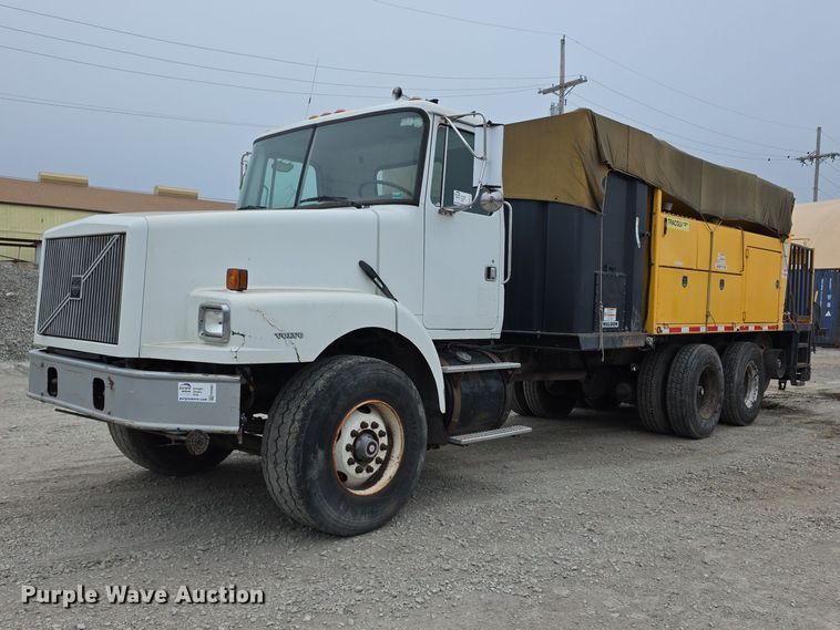 1999 Volvo WG64 asphalt slurry truck - FH6062