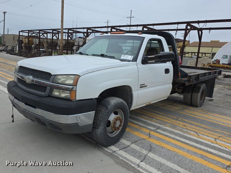 2004 Chevrolet Silverado 3500  flatbed pickup truck - FH6086
