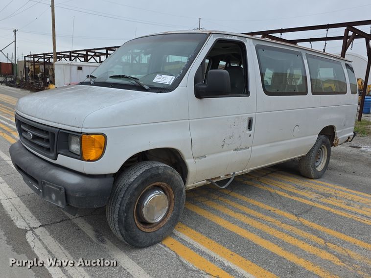 2004 Ford E350 van - FH6089