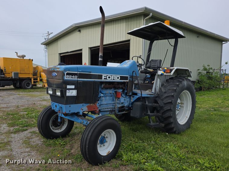 1993 Ford 8240 tractor - FH6098