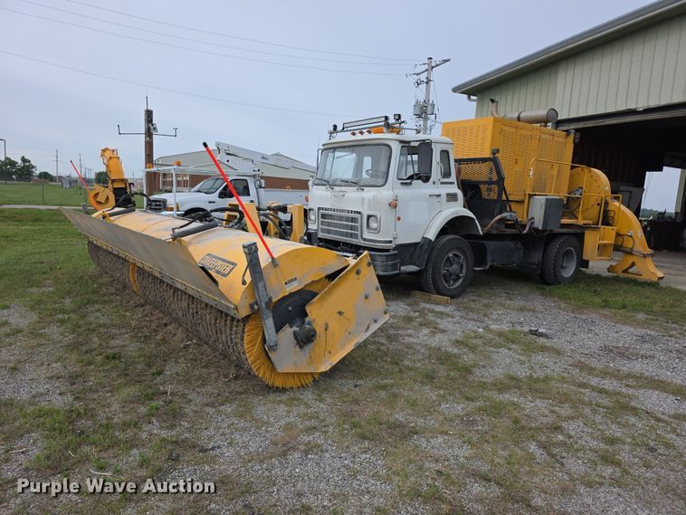 International Cargostar 1850B runway sweeper truck - FH6099