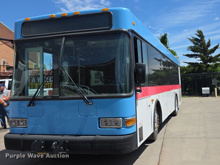2012 Gillig G27E102N2 shuttle bus - FH6105