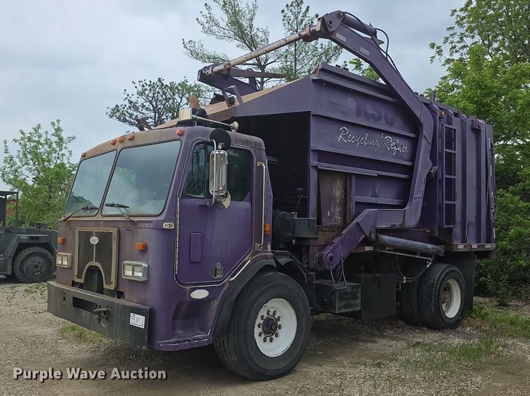 1995 Peterbilt 320 refuse truck - FH6107