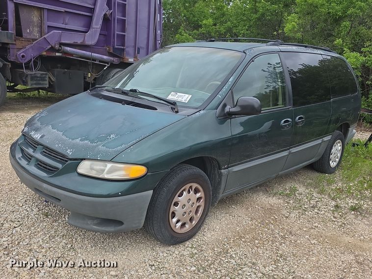 1996 Dodge Grand Caravan LE van - FH6116