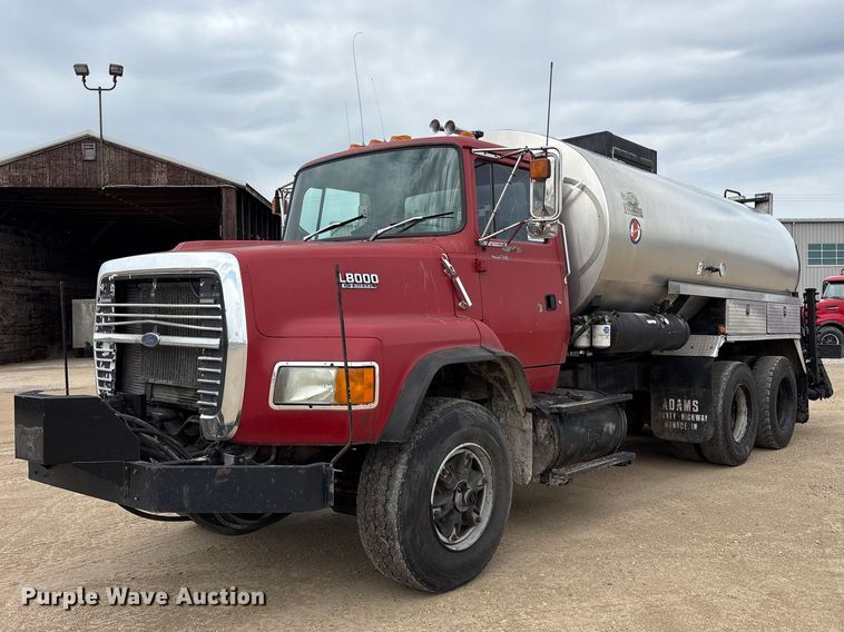 1992 Ford L8000 oil distributor truck - FK1470