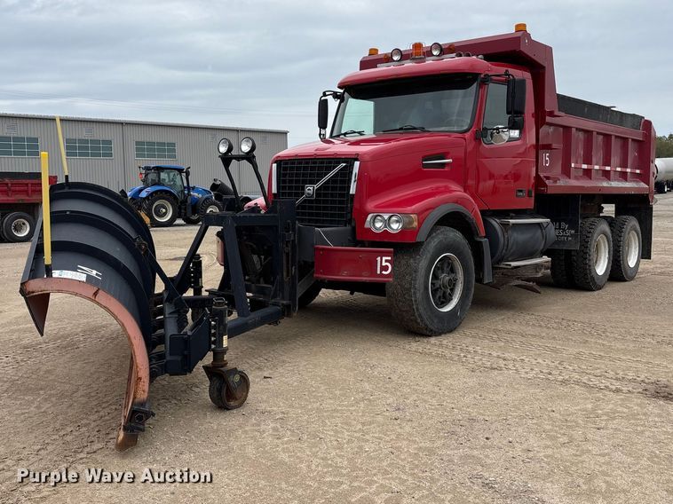 2003 Volvo VHD dump truck - FK1472