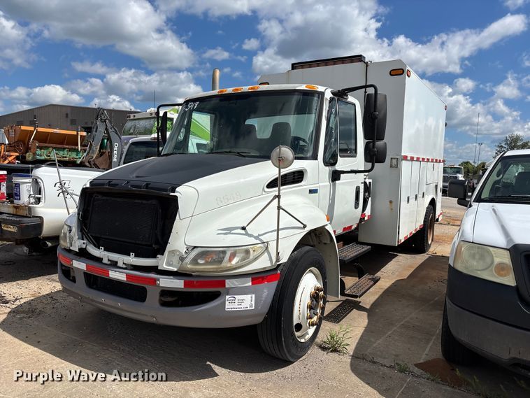 2013 International 4300M7 fuel / lube truck - FN5663
