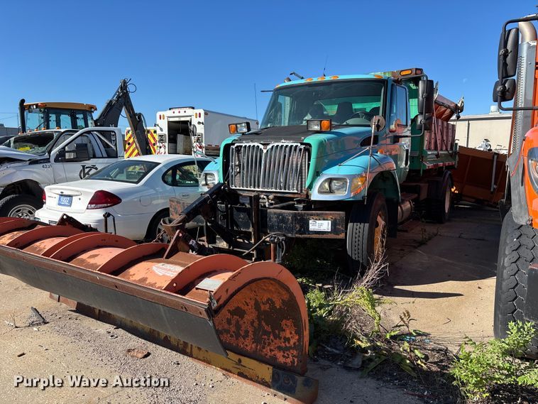 2007 International 7400 dump truck - FN5667