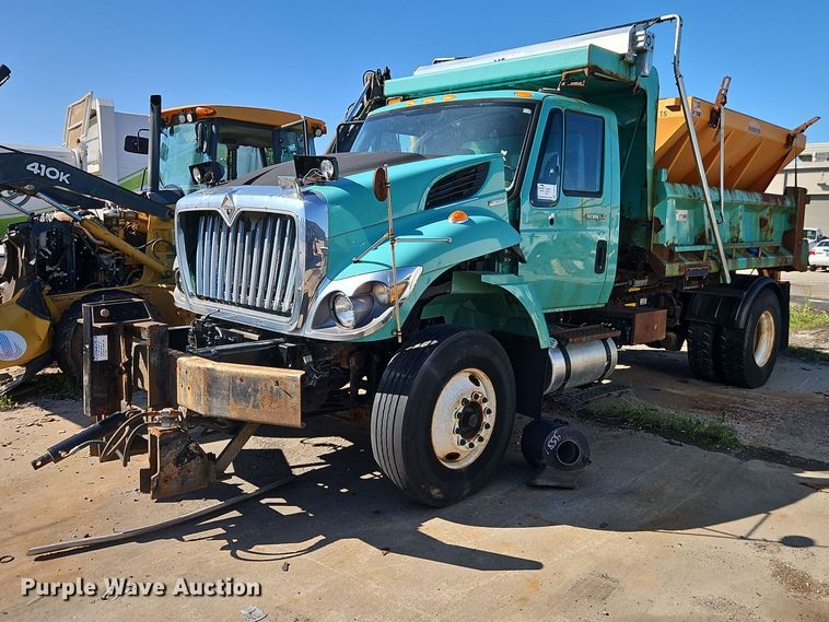 2009 International 7400 dump truck - FN5670
