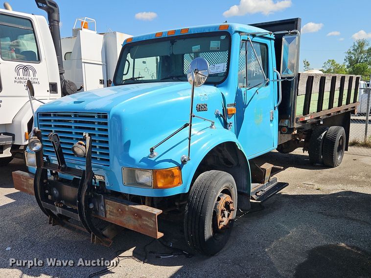 2000 International 4700 flatbed truck - FN5672