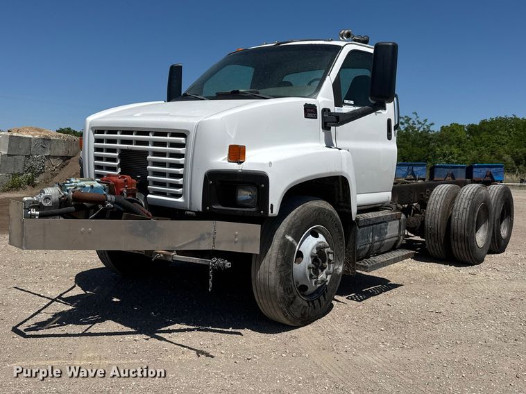 2003 GMC C8500 truck cab and chassis - MX9274