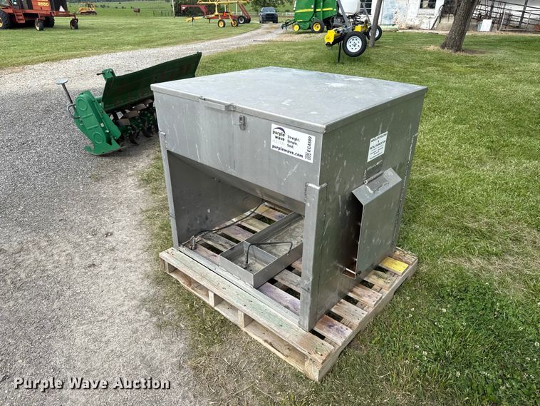 Livestock cake feeder - EC4589