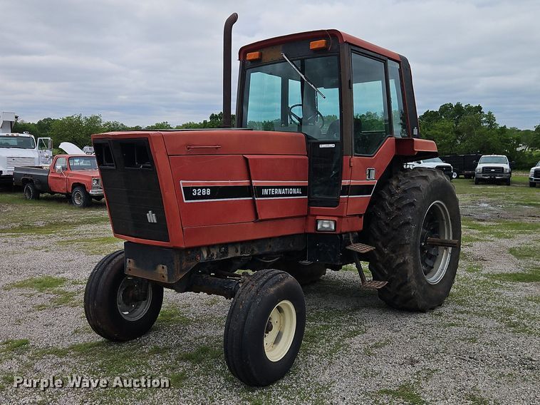 1982 International Harvester 3288 tractor - EO7285