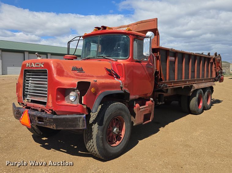 1989 Mack DM690S manure spreader truck - ER1524