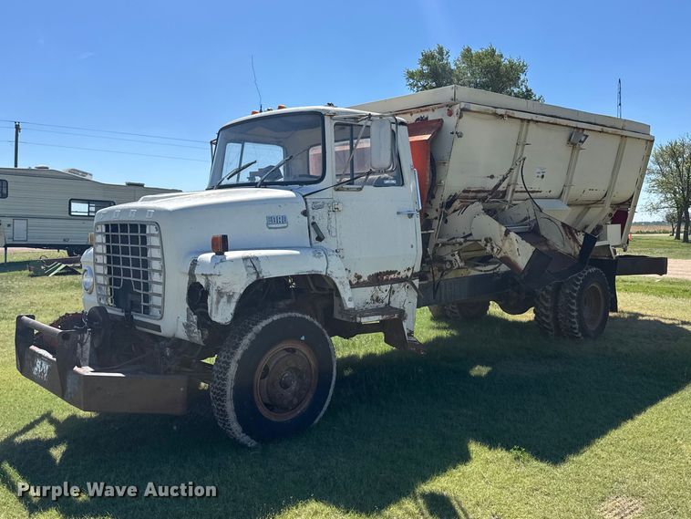 1975 Ford 800 feed mixer truck - FB7383
