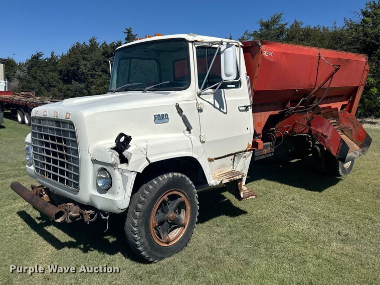 1976 Ford 750 feed mixer truck - FB7384