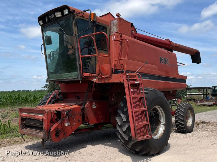 Case IH 1680 Axial-flow combine - FB8169
