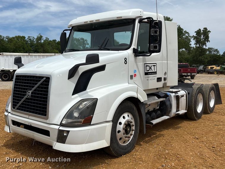 2015 Volvo VNL semi truck - DT0246
