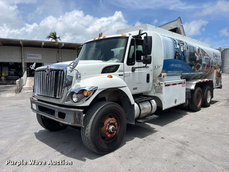 2010 International SF525 lube truck - DU0491