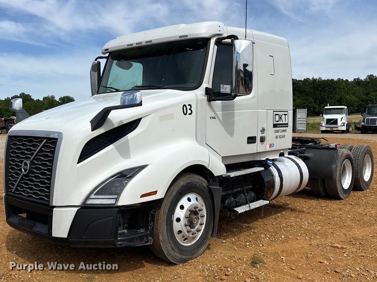 2019 Volvo Truck VNL semi truck - DV4299