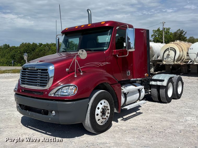 2017 Freightliner Columbia semi truck - DV4318