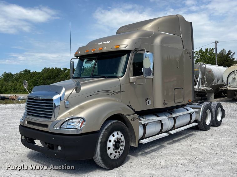 2013 Freightliner Columbia semi truck - DV4319