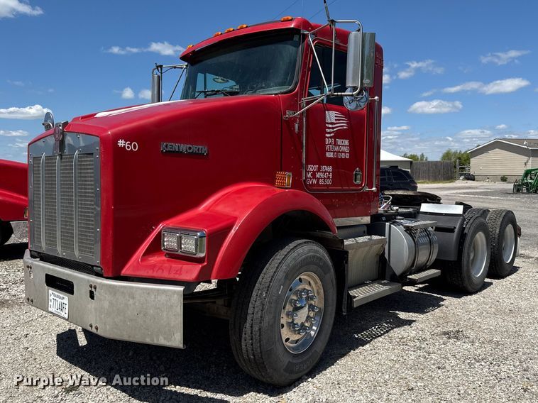 2004 Kenworth T800 semi truck - DZ4481