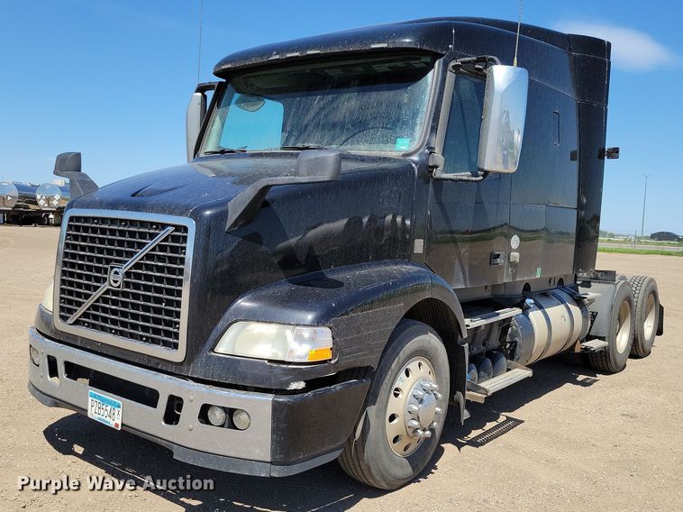 2016 Volvo VNM semi truck - DZ7140