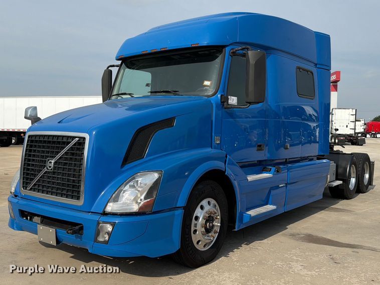 2013 Volvo VNL 730 semi truck - ED5227