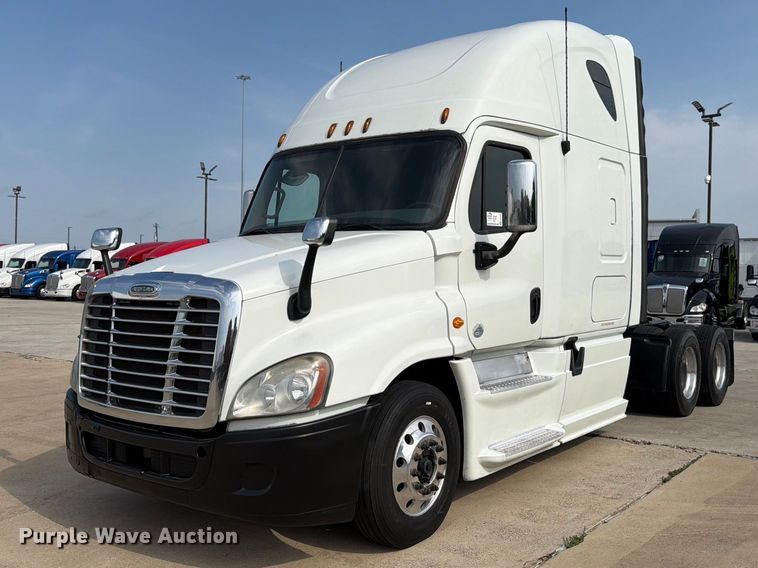 2013 Freightliner Cascadia semi truck - ED5230