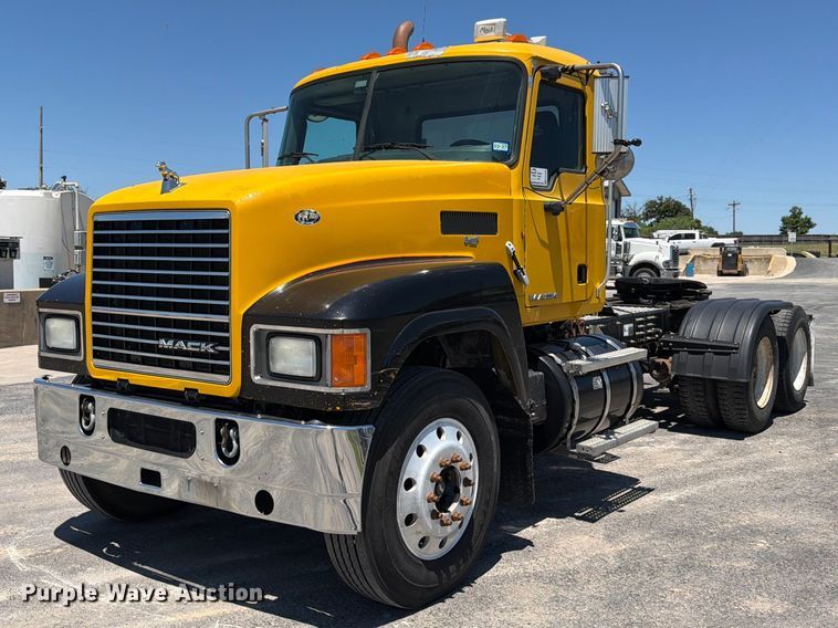 2010 Mack Pinnacle CHU613 semi truck - ED5288