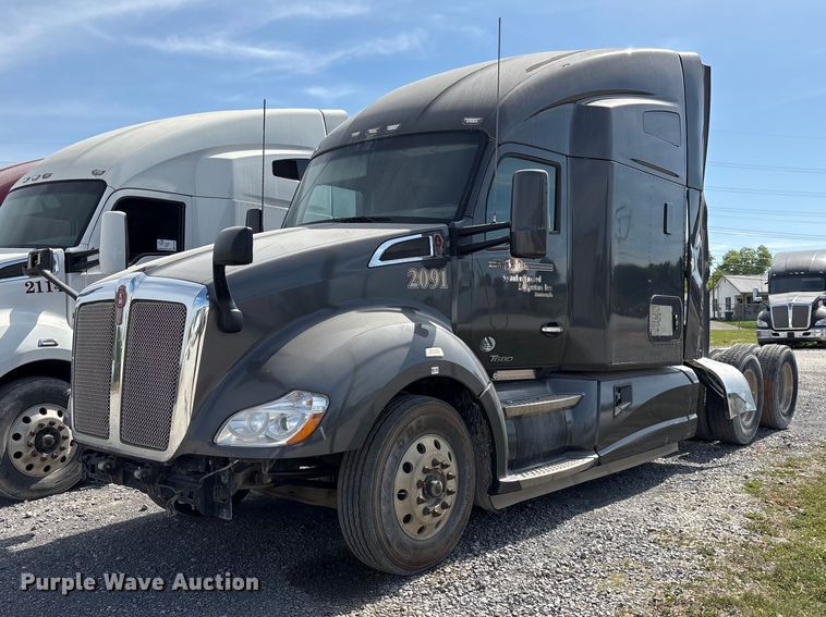 2016 Kenworth T680 semi truck - EF1091