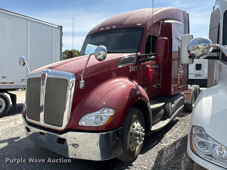 2015 Kenworth T680 semi truck - EF1092