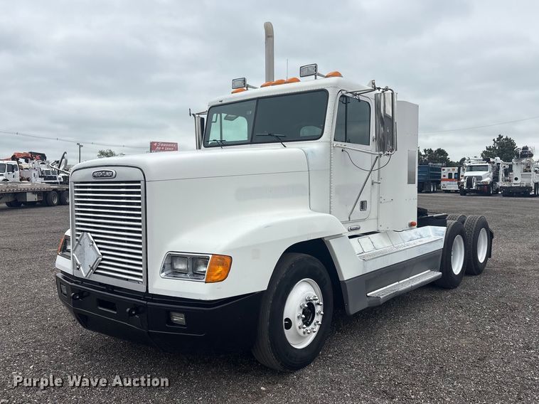 2000 Freightliner FLD120 semi truck - EG9006