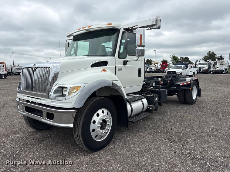 2007 International 7600 hook lift truck - EG9010