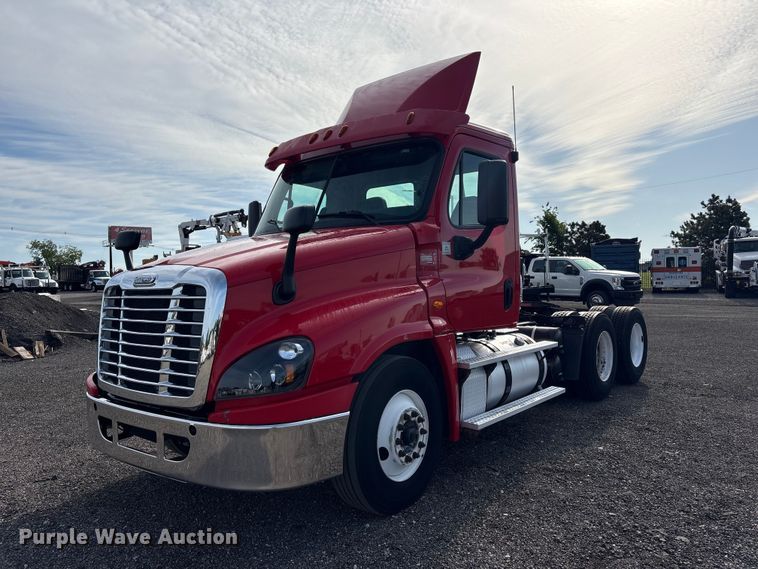 2015 Freightliner Cascadia 125 semi truck - EG9033