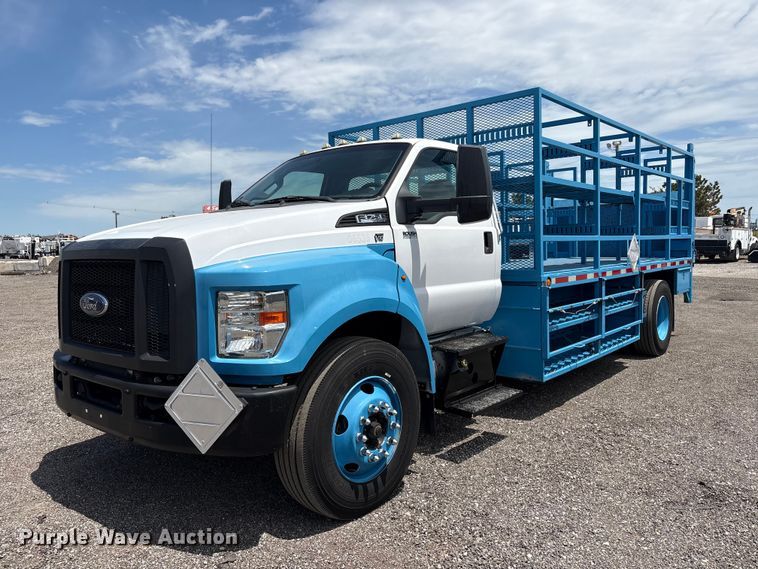 2018 Ford F-750 flatbed truck - EG9079