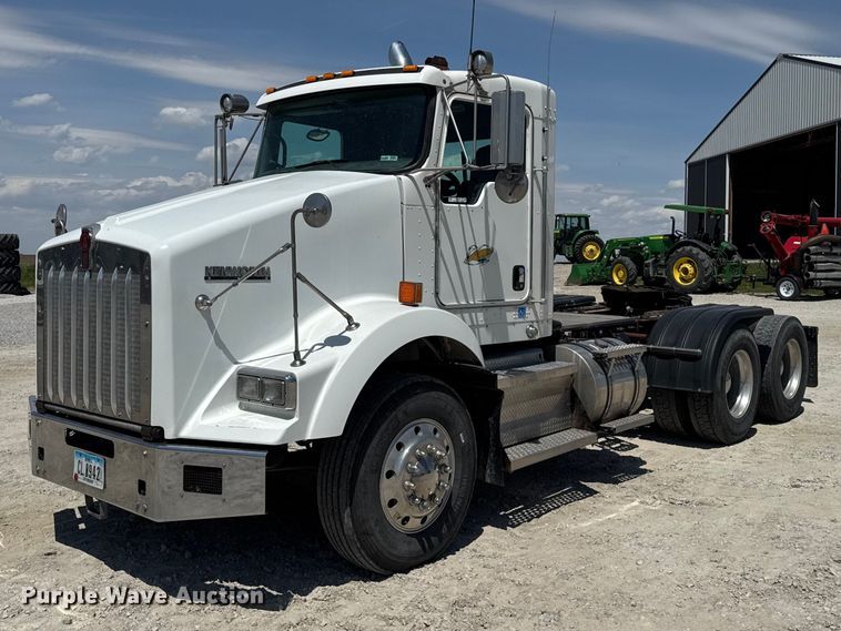 2012 Kenworth T800 semi truck - ER0478
